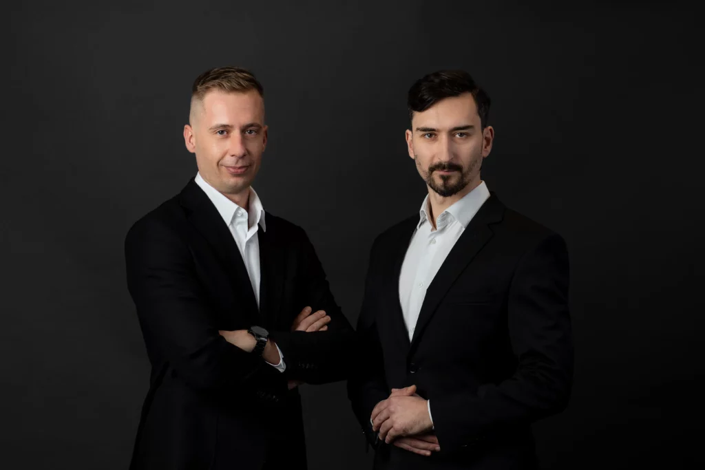 Zdjęcie przedstawia radców prawnych od lewej Jakub Kobierski i Tomasz Komorowski